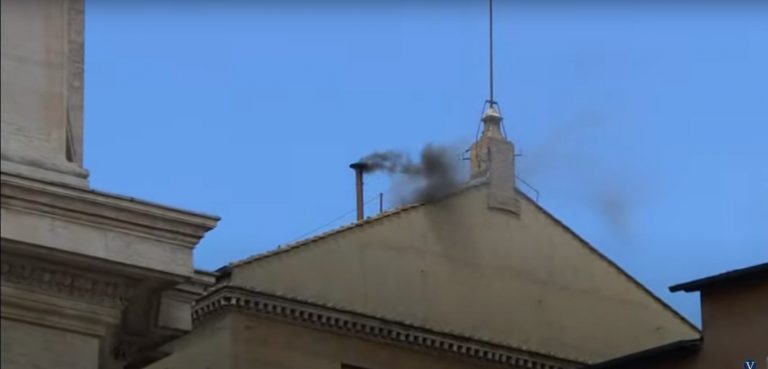 Cónclave: segunda fumata negra