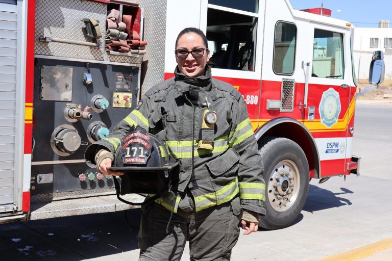 Reconoce Municipio a mamás policías y bomberos por motivo de Día de las Madres