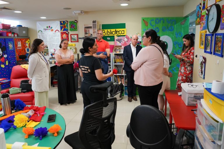 Recorren directivos de la Fundación Infantil Ronald McDonald A.C. el Hospital Infantil de Especialidades