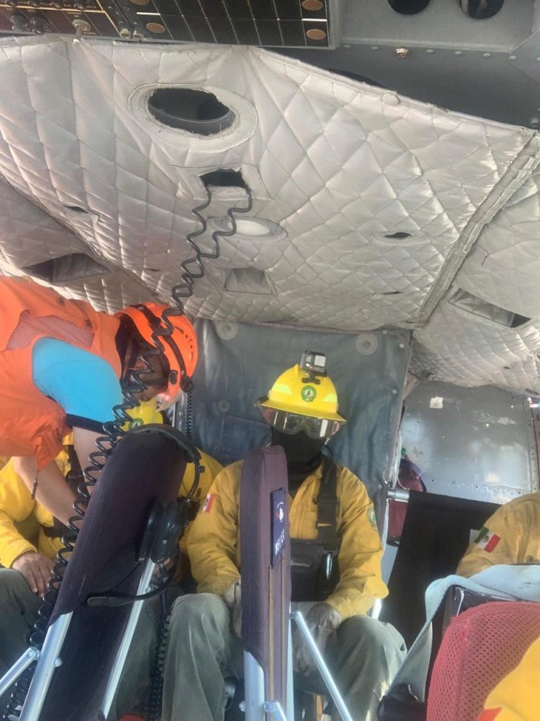 Suman tercera aeronave para atender incendio en Madera