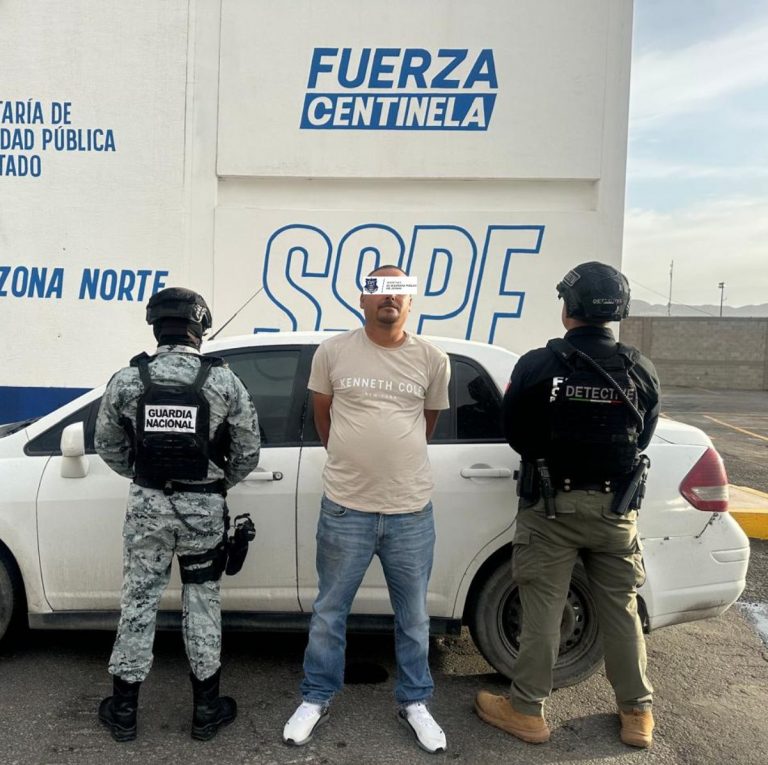 Detiene SSPE a hombre armado al exterior de negocio de comida en Ciudad Juárez
