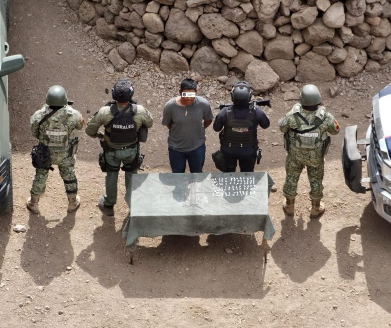 Detienen a hombre con presunta droga en El Largo Maderal, municipio de Madera