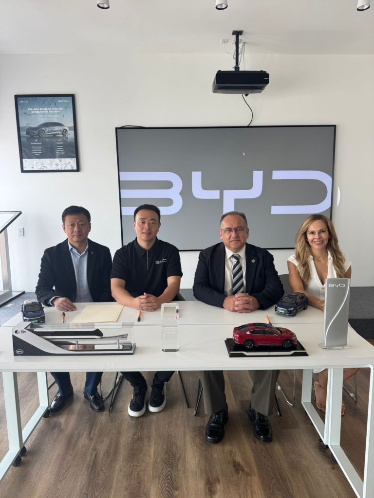 Firma UACh convenio de colaboración con Build Your Dreams Buses México