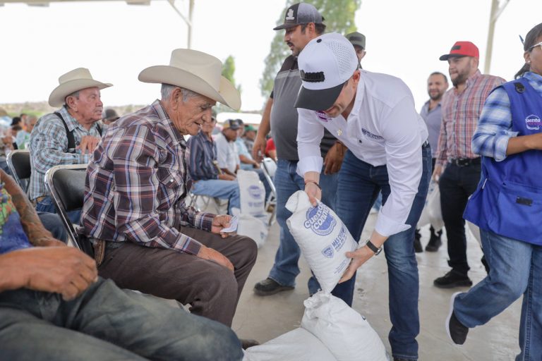 Entregan apoyos alimenticios a 200 familias en Balleza