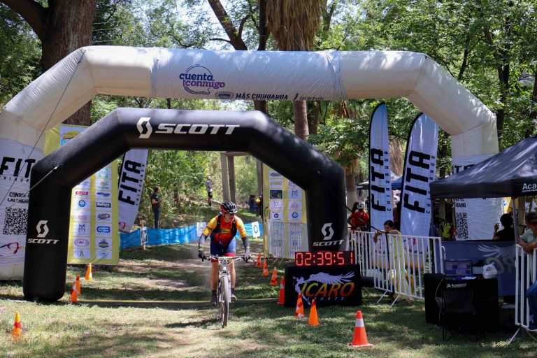 Más de 400 personas participan en competencia de ciclismo de montaña