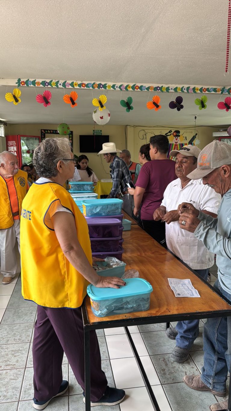 APRONUEZ y Club de Leones llevan jornada de salud visual al Sauz