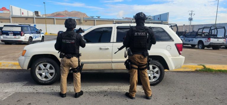 Asegura SWAT de la SSPE vehículo con placas sobrepuestas y arsenal en el municipio de Aldama