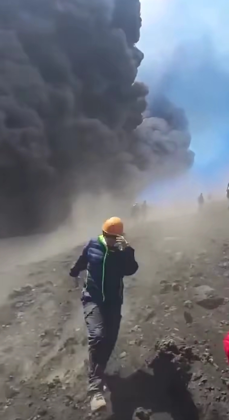 Impactan imagenes de turistas huyendo de erupción volcánica