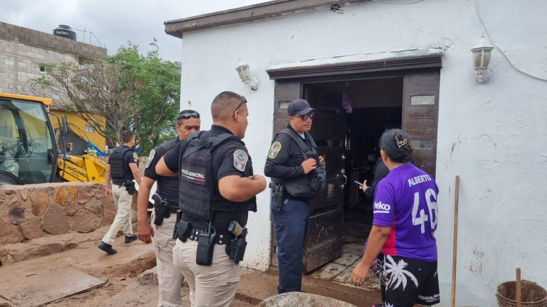 Recorren policías municipales y Protección Civil Municipal colonia El Porvenir para atender temas de lluvias