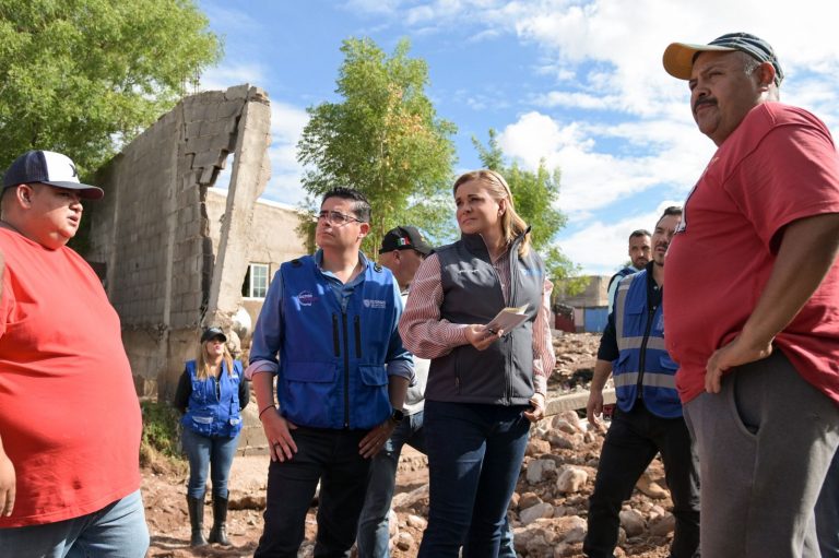 Maru Campos recorre colonias afectadas por lluvias en la ciudad de Chihuahua