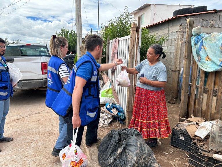 Lleva DIF Municipal comida a colonias El Porvenir, Los Minerales y Nuevo Triunfo tras afecciones por lluvias