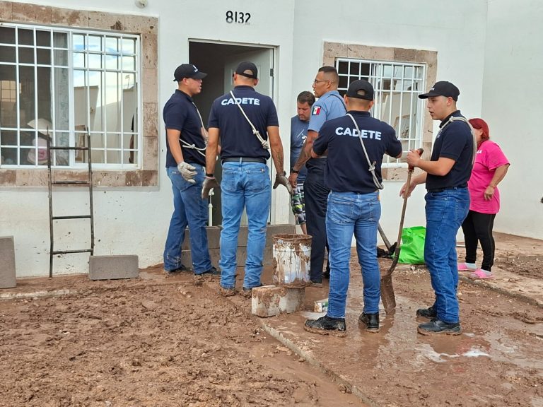 Apoyan cadetes de la Policía Municipal y Bomberos con trabajos de limpieza en zona inundada