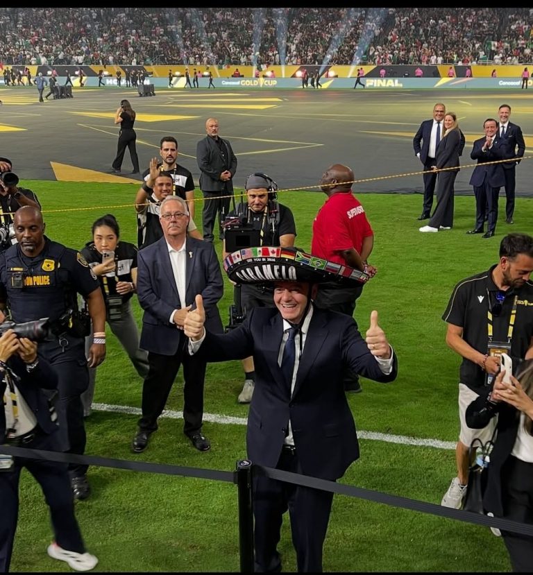 Gianni Infantino se pone el sombrero mexicano