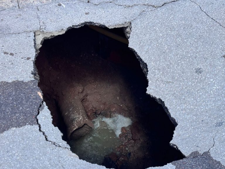 Exhorta Subsecretaría de Movilidad de la SSPE a mantener precaución por socavón en avenida De las Industrias