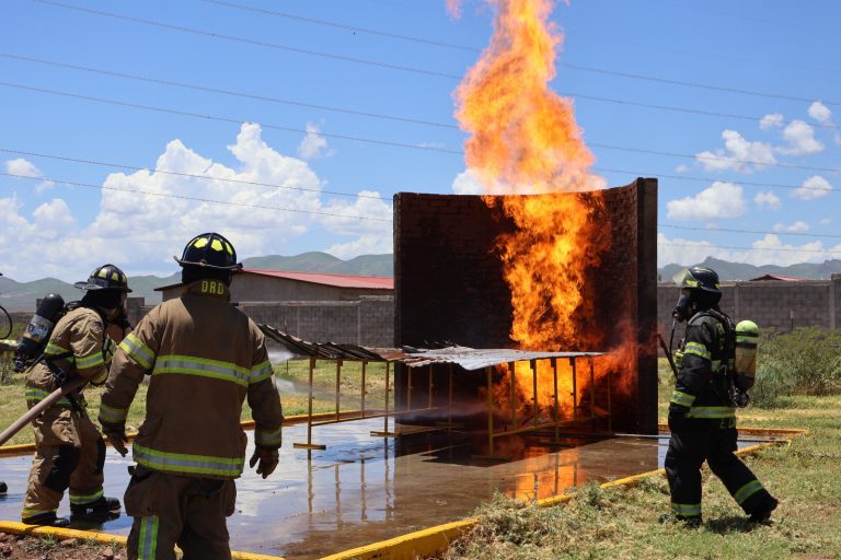 Cadetes de bomberos realizan prácticas con fuego real