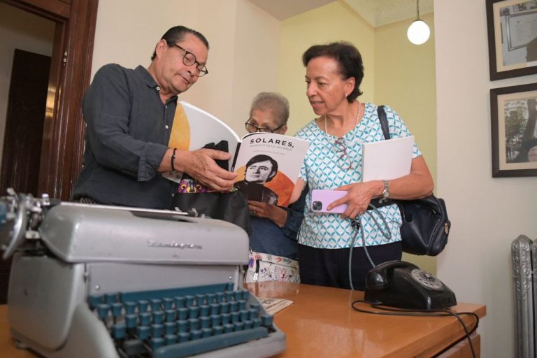 Hermanas de Carlos Montemayor visitan la Sala Montemayor en Quinta Gameros