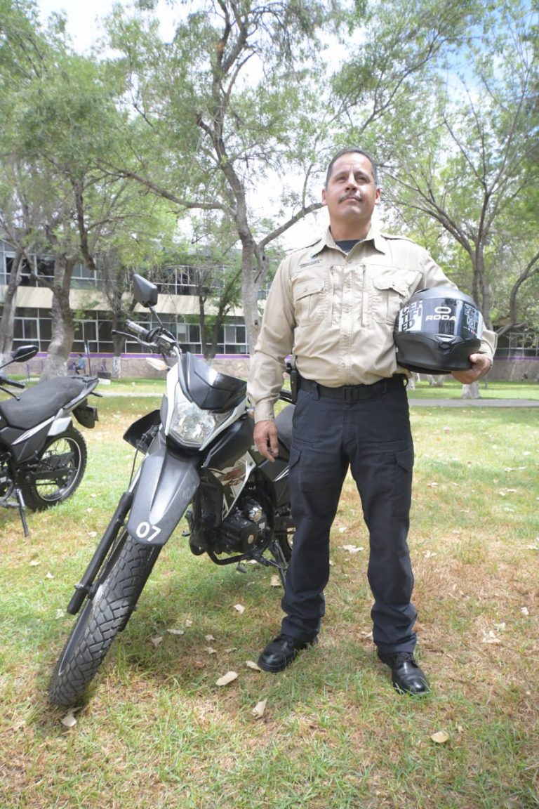 Entrega la UACH nuevos uniformes a personal de Protección Civil, Paramédicos y Seguridad