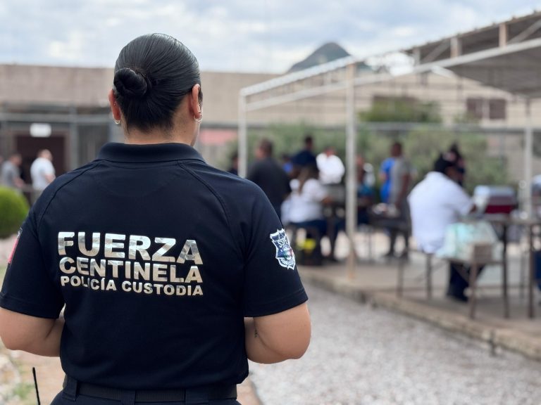Instala SSPE feria de servicios de salud al interior del Cereso No.1 en Aquiles Serdán