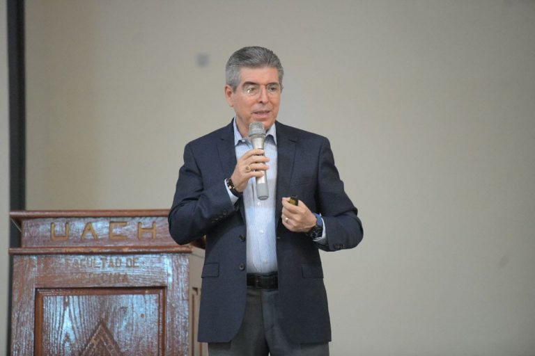 Imparten en la UACH la conferencia «Cuando el líder se conoce, el rumbo cambia»