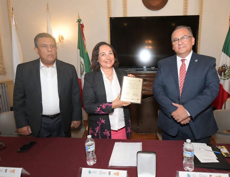 Entrega UACH reconocimiento “Mérito a la Investigación en Humanidades y Periodismo” a la Dra. Pastora Moreno