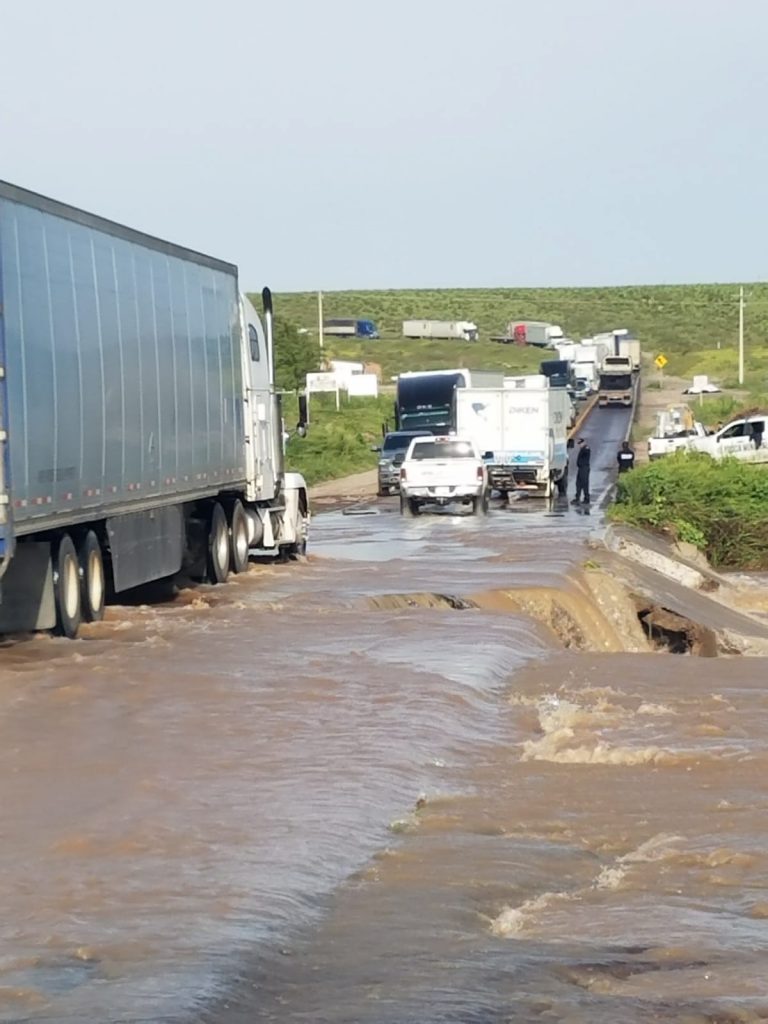 Alertan autoridades a automovilistas por deslave en la carretera federal Flores Magón-Casas Grandes