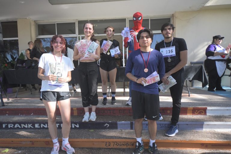 Celebra UACH su tradicional carrera de Novatos en la Facultad de Filosofía y Letras