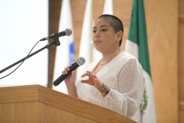 Presenta Samara Martínez su conferencia «Entre el dolor y la dignidad» en la UACH