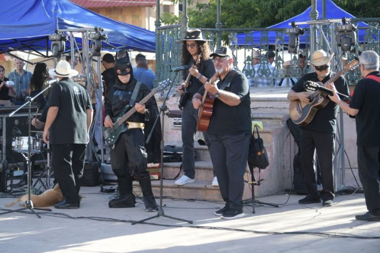 Arranca en Aquiles Serdán la «Callejoneada Cultural Universitaria» de la UACH para celebrar a los murciélagos