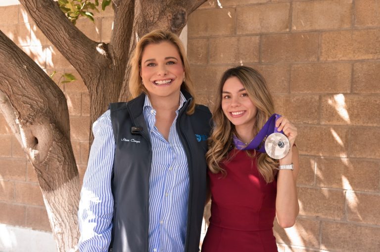 Maru Campos reconoce a Alegna González como un ejemplo para los chihuahuenses