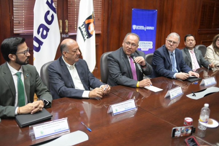 UACH y Función Pública firman convenio para becar a empleados estatales