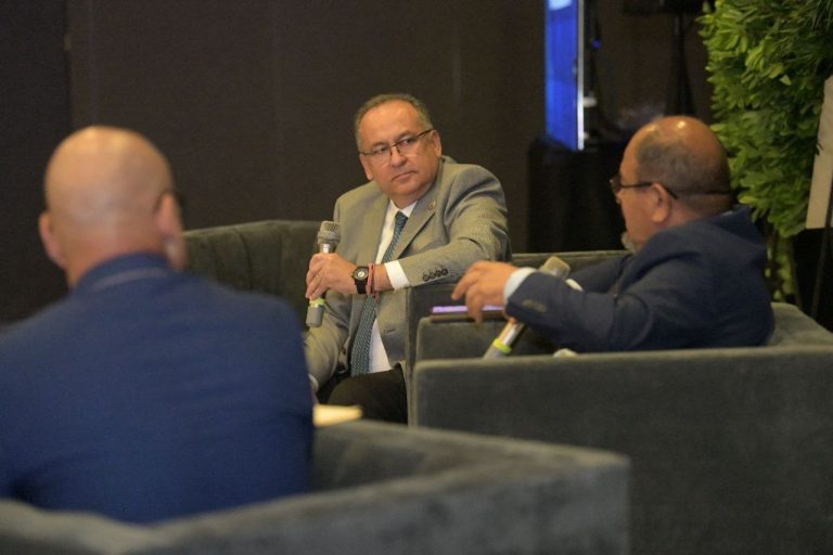 UACH modera panel sobre estrategias educativas en materia energética