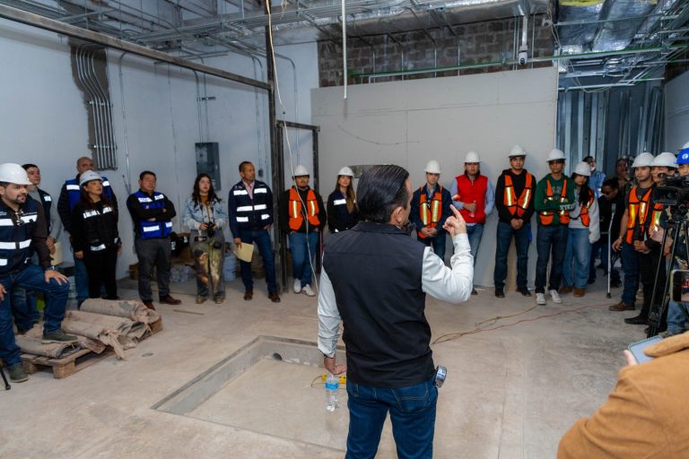 Muestra Secretario de Obras Públicas construcción de Búnker de Cancerología a estudiantes de la UACH