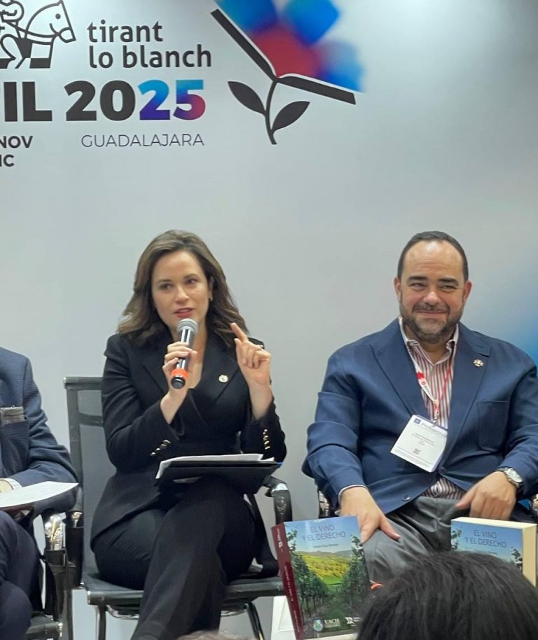 Presenta UACH y Editorial Tirant «El vino y el Derecho» en la Feria Internacional del Libro de Guadalajara 2025.