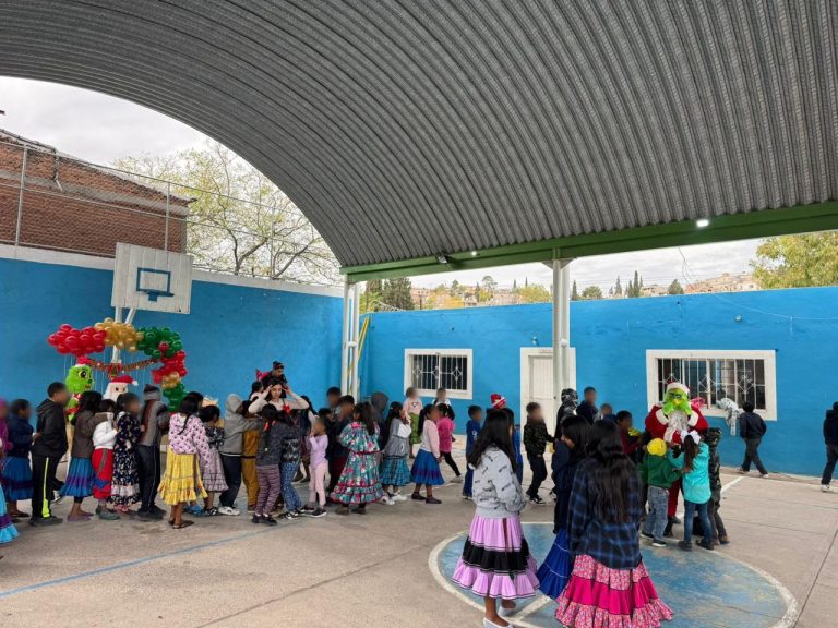 Impulsa Gilberto Loya actividades navideñas de proximidad en comunidad Rarámuri