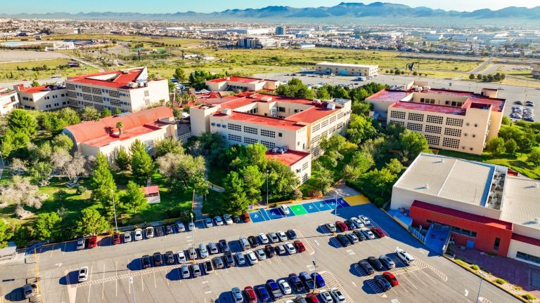 Firma UACH convenio de renovación del contrato colectivo con el STSUACH