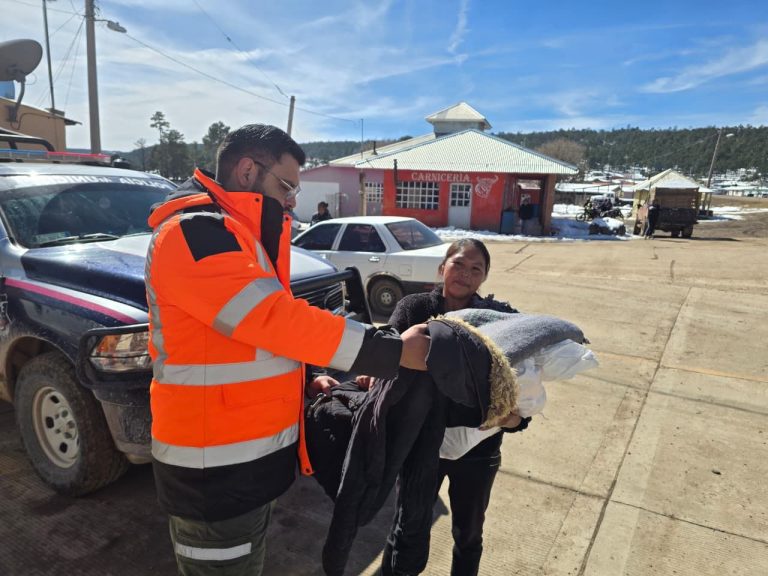 Lleva Protección Civil apoyos a familias de El Vergel afectadas por bajas temperaturas