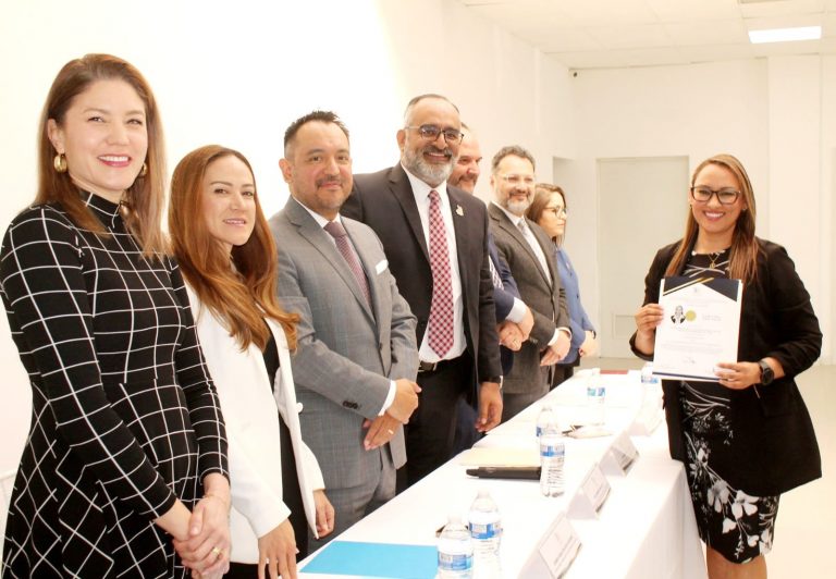 Entrega de certificados a las primeras personas facilitadoras públicas en materia administrativa en el Estado de Chihuahua