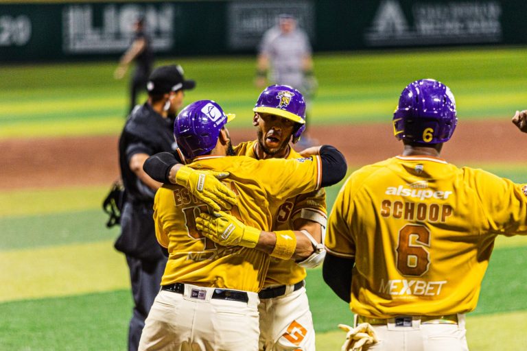 Jonrón de Andrelton Simmons sella una contundente victoria de Dorados sobre Sultanes