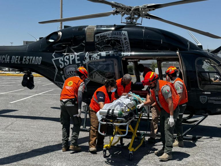 Trasladan de emergencia en helicóptero a joven con grave lesión craneoencefálica desde Guachochi