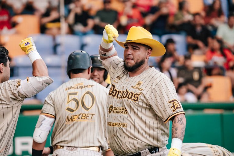 Dorados remonta con rally en la séptima y vence a Mineros en el clásico estatal